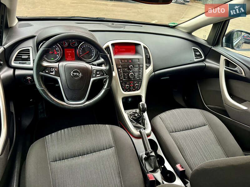 Універсал Opel Astra 2011 в Рівному