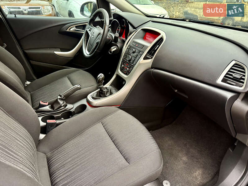 Універсал Opel Astra 2011 в Рівному