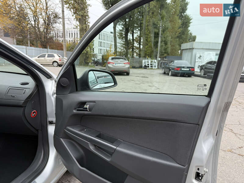 Універсал Opel Astra 2010 в Вінниці