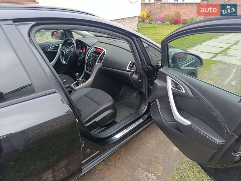 Універсал Opel Astra 2012 в Гощі