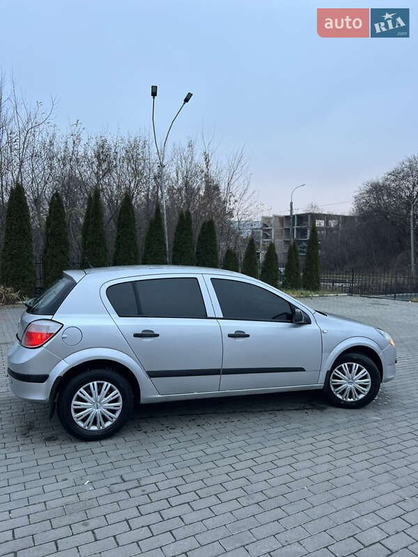 Хэтчбек Opel Astra 2006 в Ровно