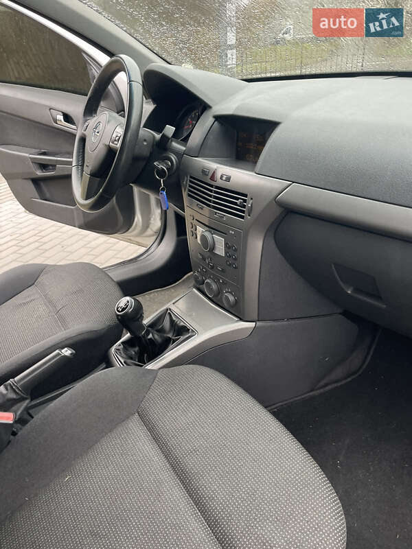 Хэтчбек Opel Astra 2006 в Ровно
