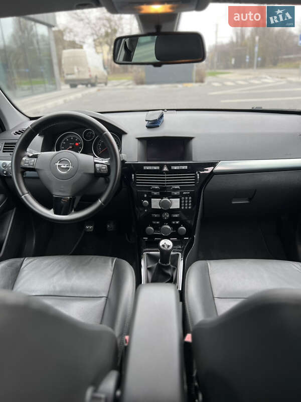 Универсал Opel Astra 2010 в Луцке