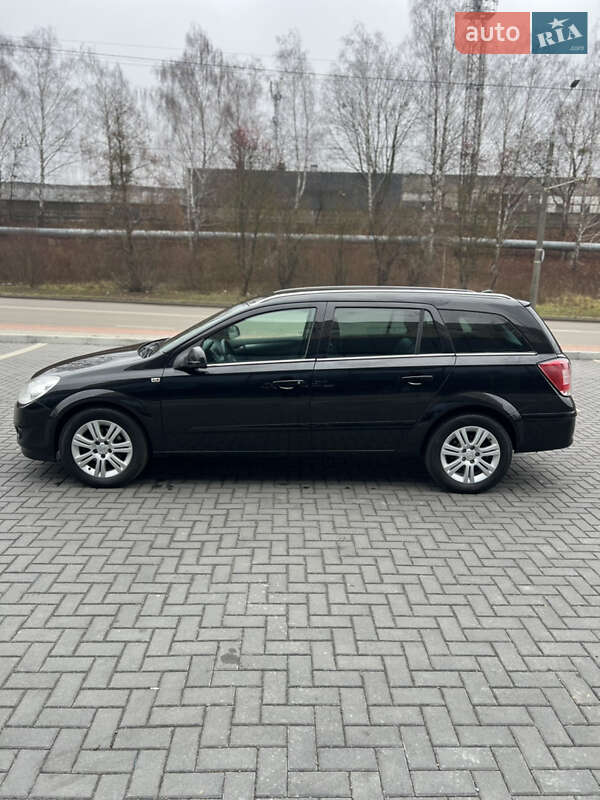 Универсал Opel Astra 2010 в Луцке