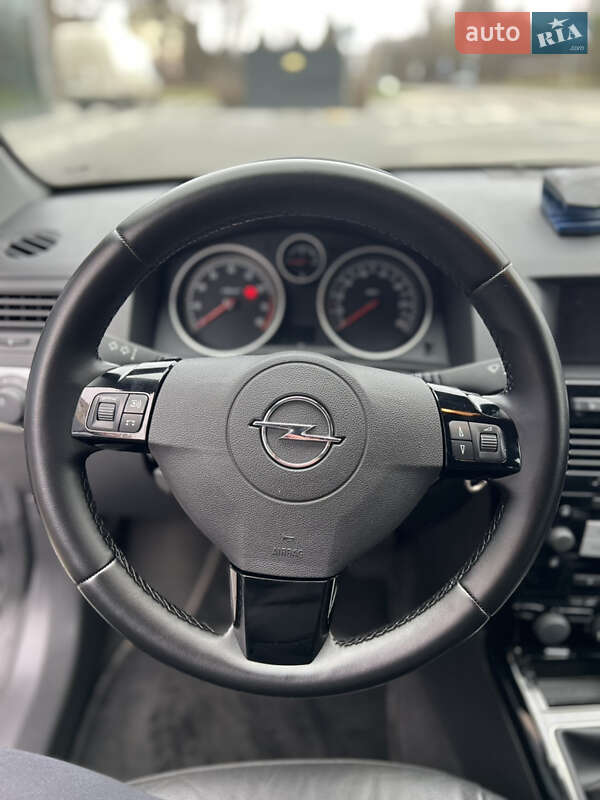 Универсал Opel Astra 2010 в Луцке