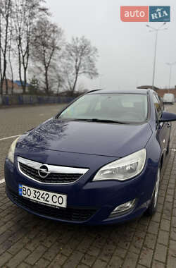Універсал Opel Astra 2011 в Тернополі