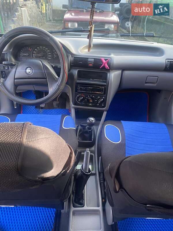 Хэтчбек Opel Astra 1993 в Тячеве фото 3 Хэтчбек Opel Astra 1993 в Тячеве