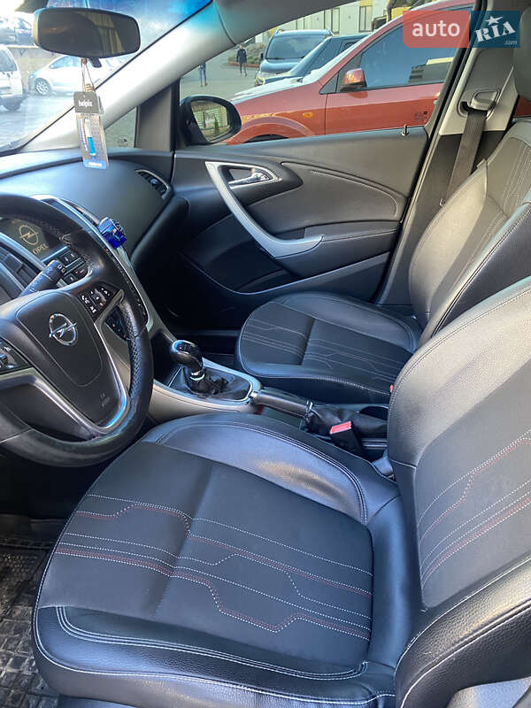 Універсал Opel Astra 2012 в Тернополі