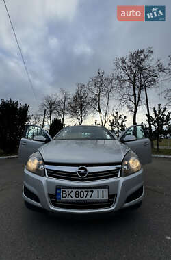 Універсал Opel Astra 2010 в Рівному