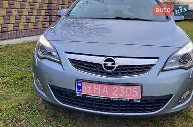 Універсал Opel Astra 2011 в Луцьку