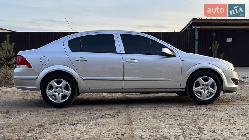 Седан Opel Astra 2008 в Ужгороде