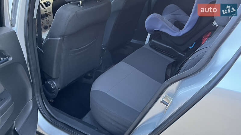 Седан Opel Astra 2008 в Ужгороде