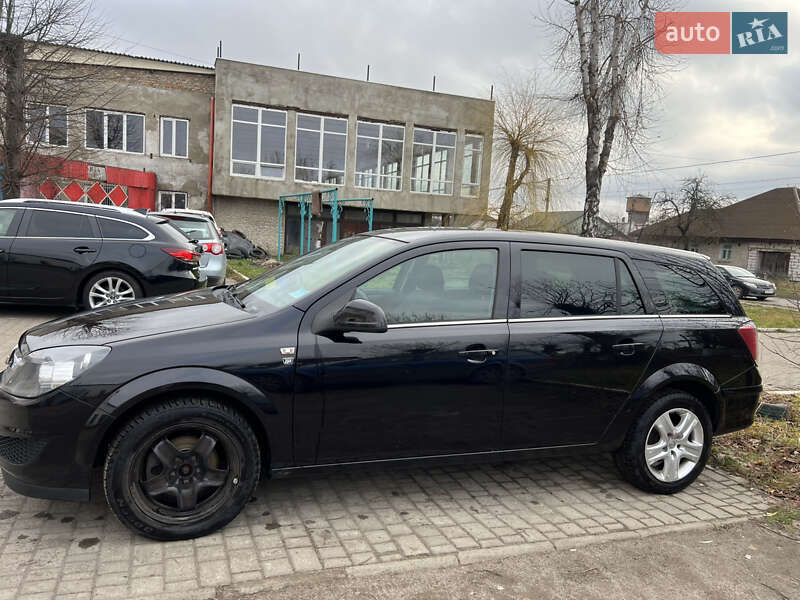 Универсал Opel Astra 2010 в Луцке