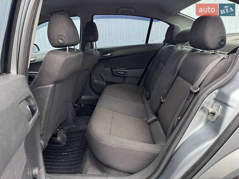 Седан Opel Astra 2012 в Киеве фото 10 Седан Opel Astra 2012 в Киеве