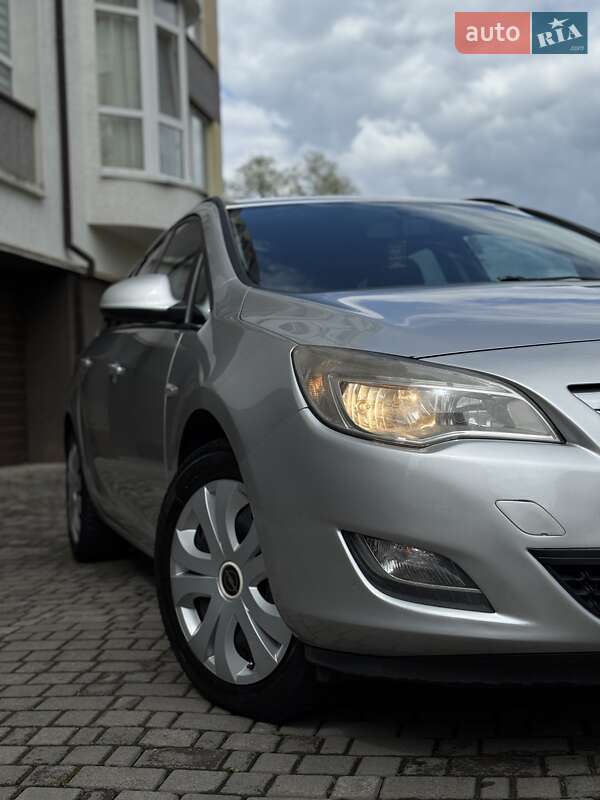 Універсал Opel Astra 2011 в Івано-Франківську