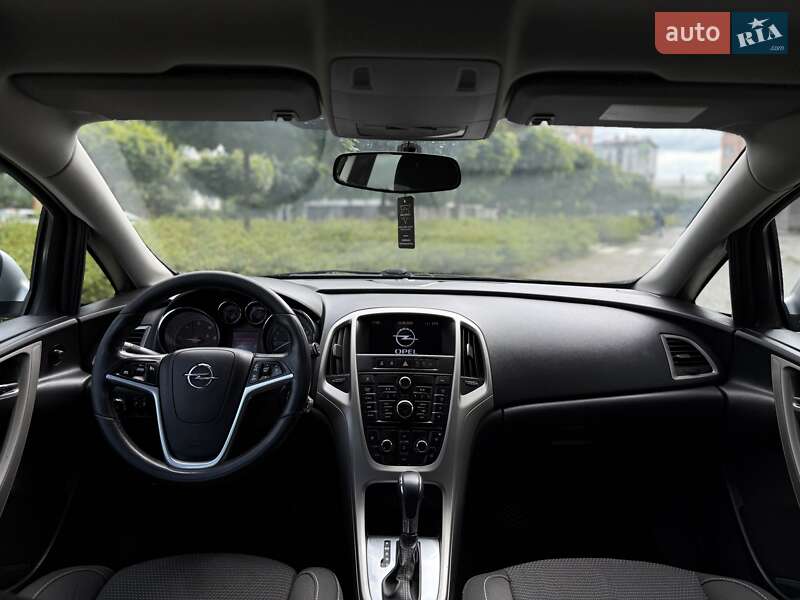 Універсал Opel Astra 2011 в Івано-Франківську