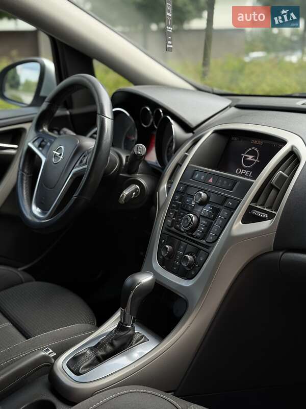 Універсал Opel Astra 2011 в Івано-Франківську