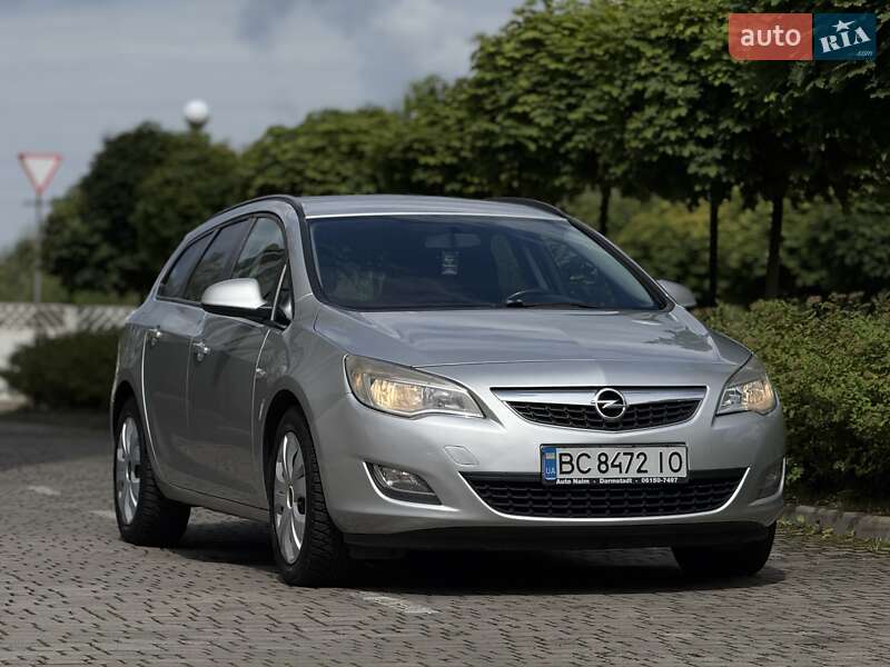 Універсал Opel Astra 2011 в Івано-Франківську