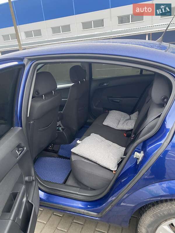 Седан Opel Astra 2009 в Ромнах