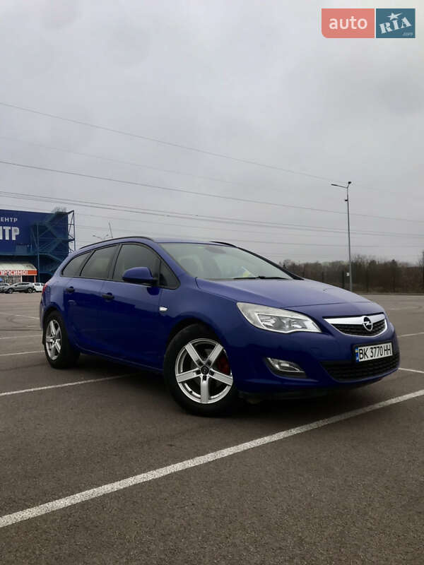 Opel Astra 2011 Opel Astra 2011
