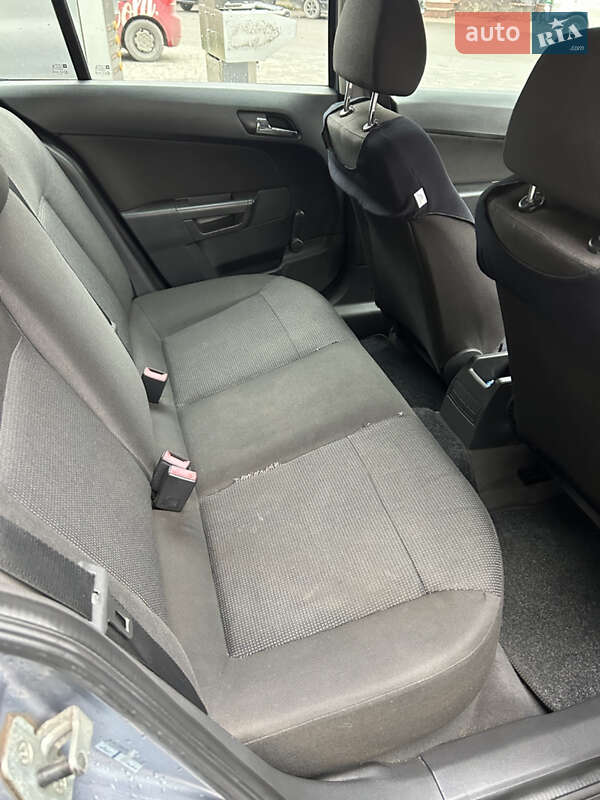 Хетчбек Opel Astra 2004 в Ужгороді