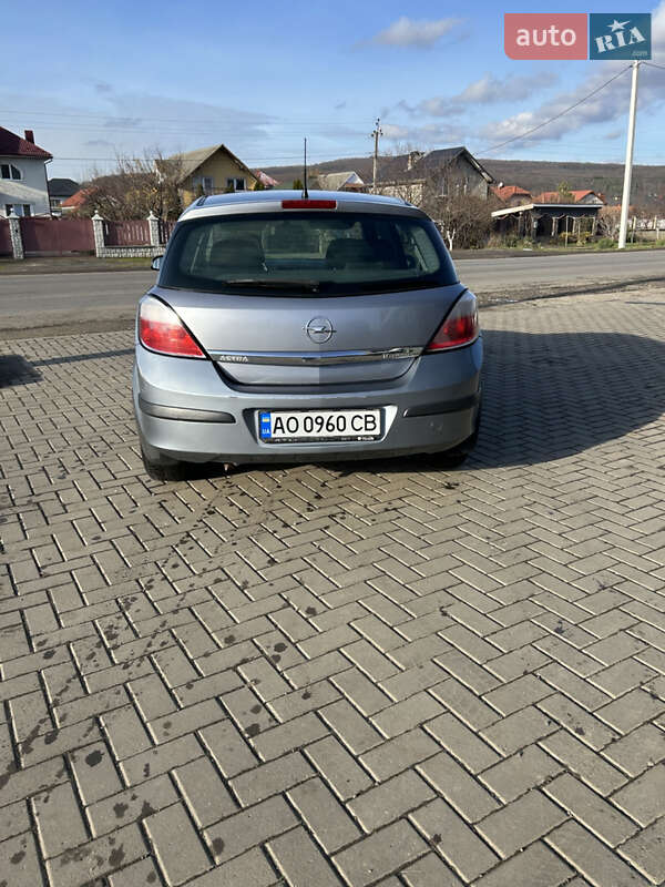 Хетчбек Opel Astra 2004 в Ужгороді