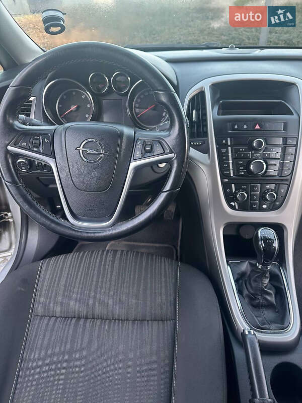 Универсал Opel Astra 2012 в Львове