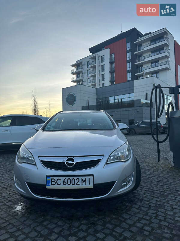Универсал Opel Astra 2012 в Львове