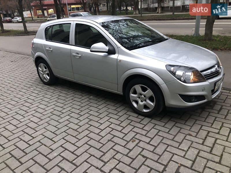 Хэтчбек Opel Astra 2013 в Киеве