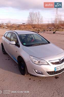 Універсал Opel Astra 2011 в Рівному