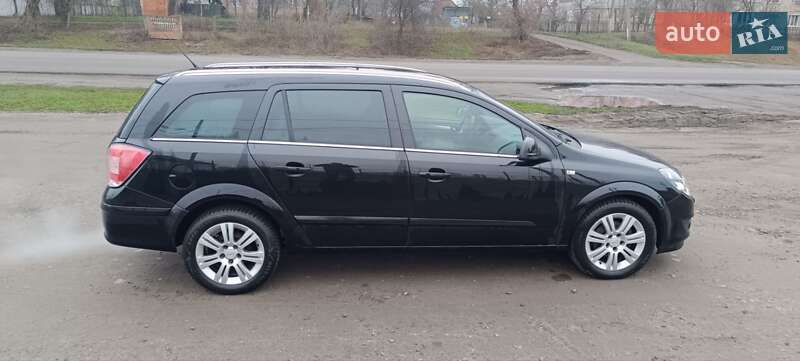 Универсал Opel Astra 2010 в Лохвице
