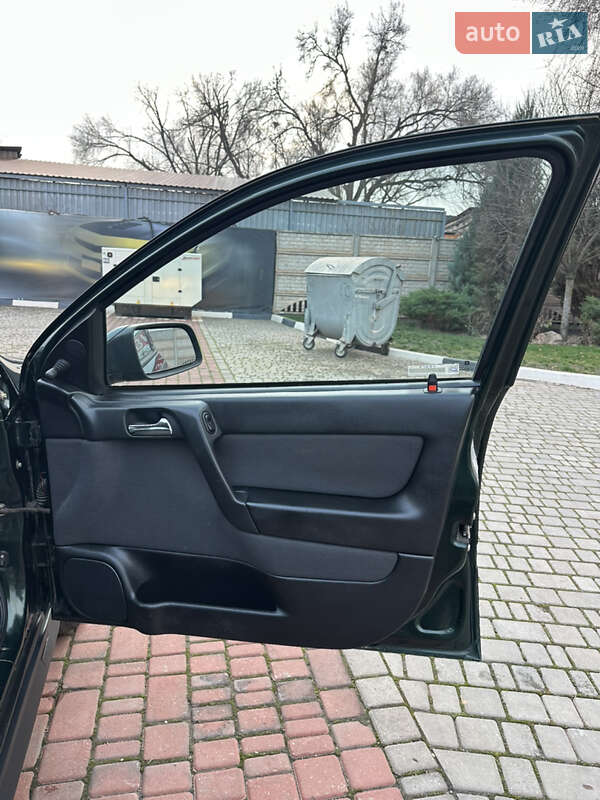 Седан Opel Astra 2003 в Кривом Роге