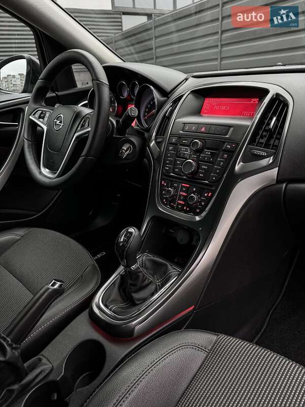 Универсал Opel Astra 2013 в Черкассах