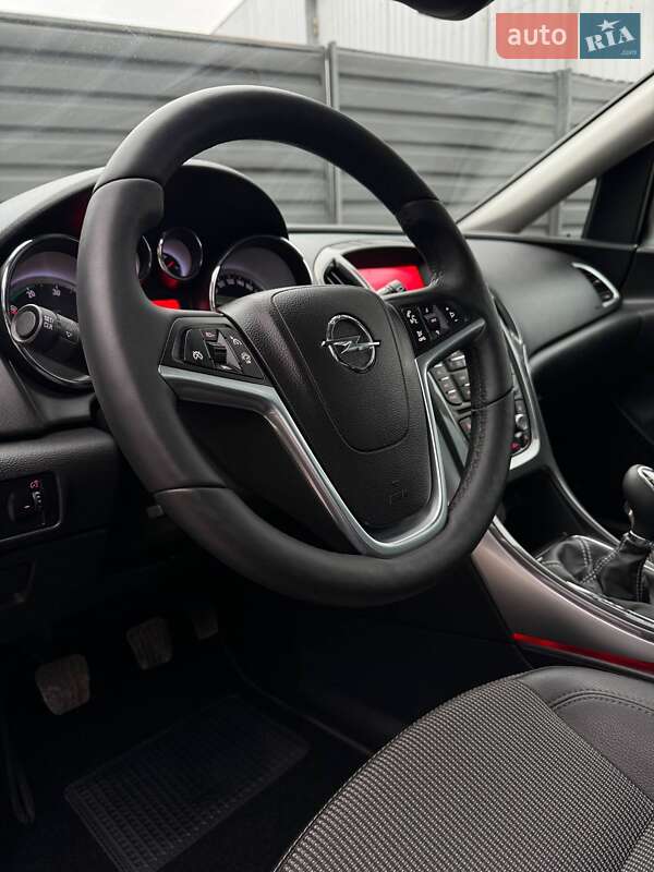 Универсал Opel Astra 2013 в Черкассах