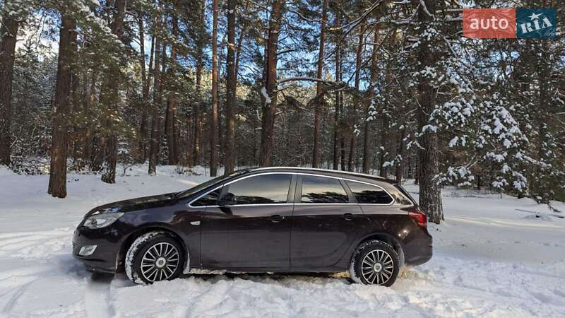 Універсал Opel Astra 2011 в Золочеві