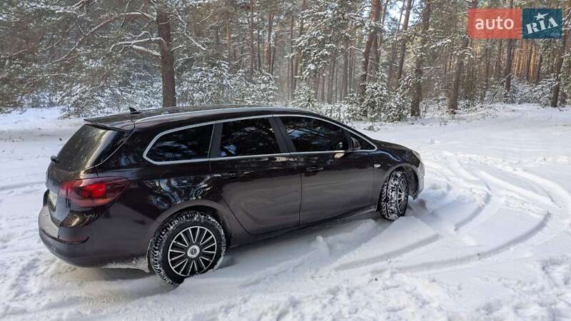 Універсал Opel Astra 2011 в Золочеві