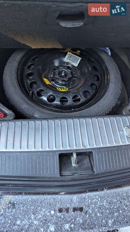 Універсал Opel Astra 2011 в Золочеві