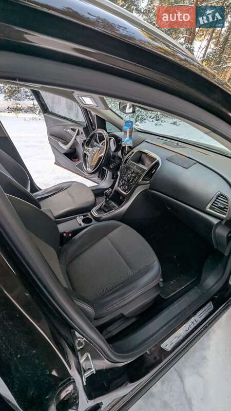 Універсал Opel Astra 2011 в Золочеві