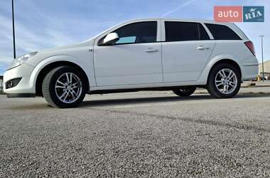 Универсал Opel Astra 2010 в Тячеве