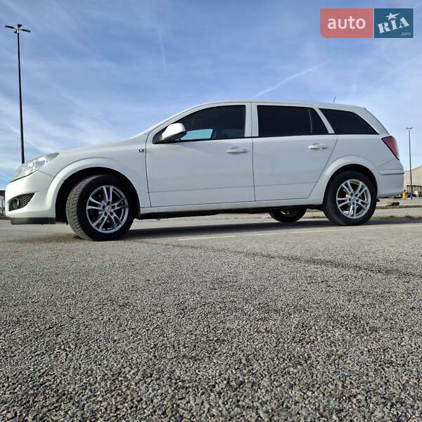 Универсал Opel Astra 2010 в Тячеве