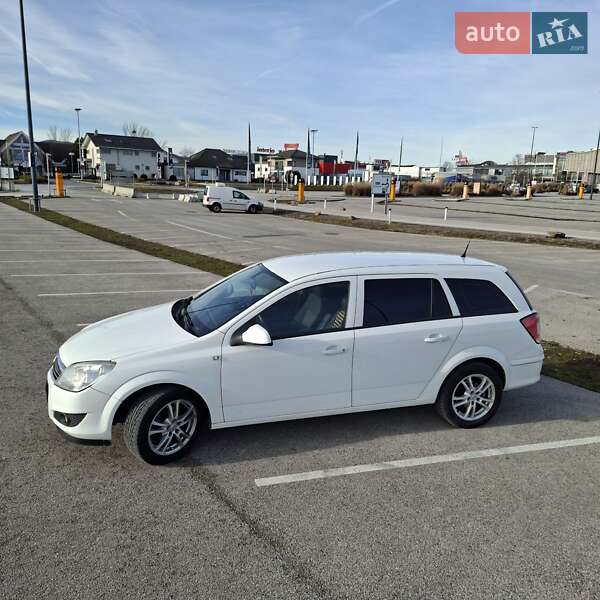 Универсал Opel Astra 2010 в Тячеве