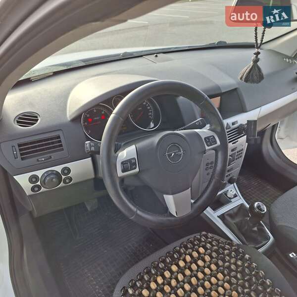 Универсал Opel Astra 2010 в Тячеве
