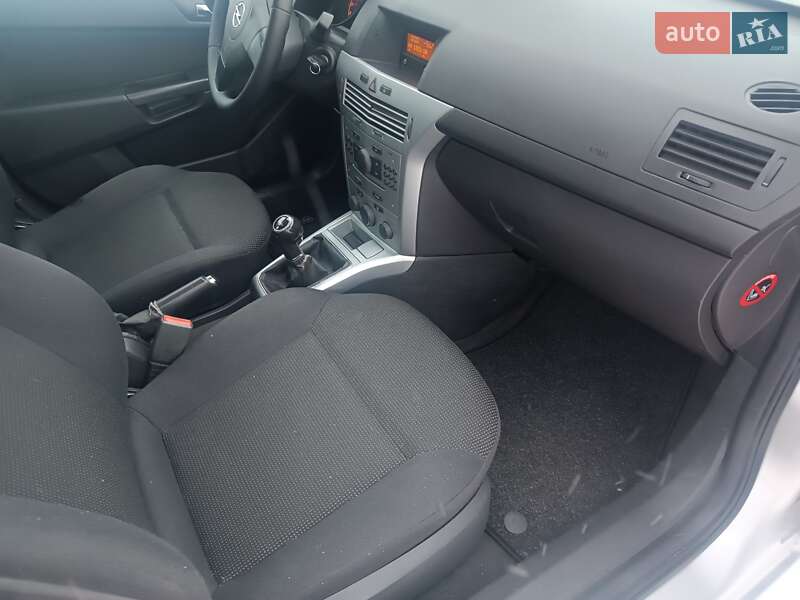 Хэтчбек Opel Astra 2010 в Лубнах