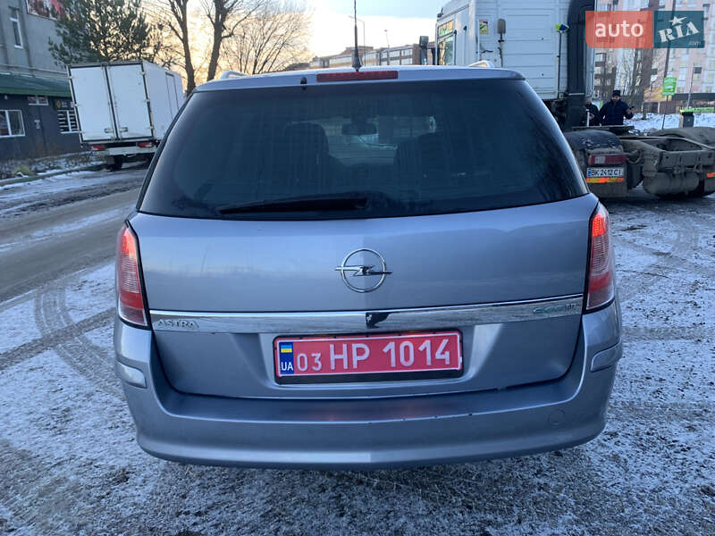Універсал Opel Astra 2010 в Рівному