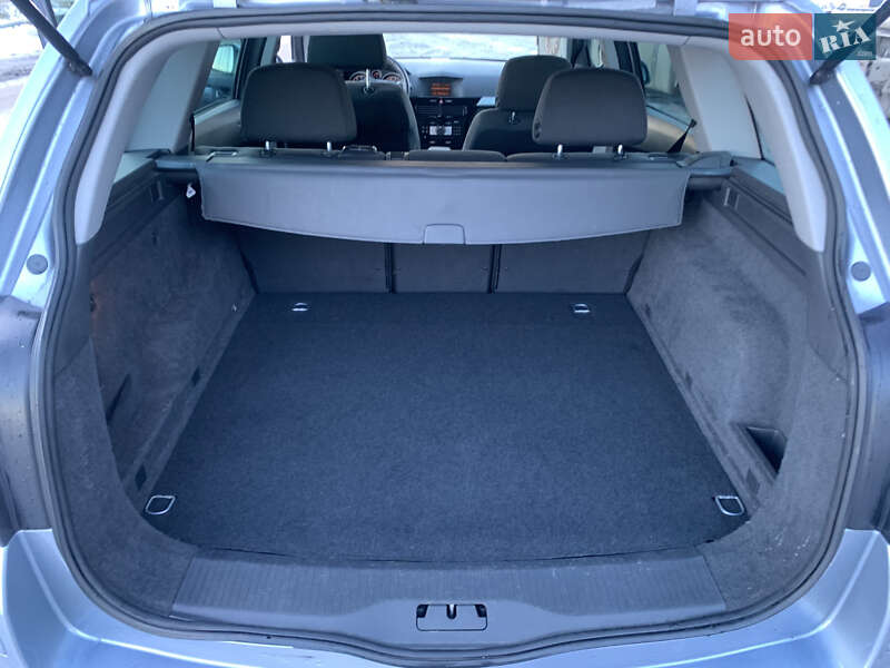 Універсал Opel Astra 2010 в Рівному