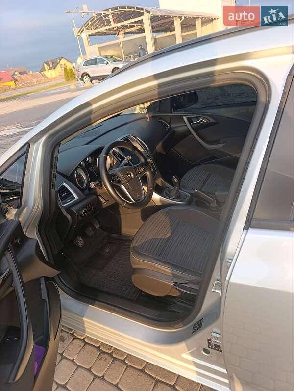 Универсал Opel Astra 2015 в Городке