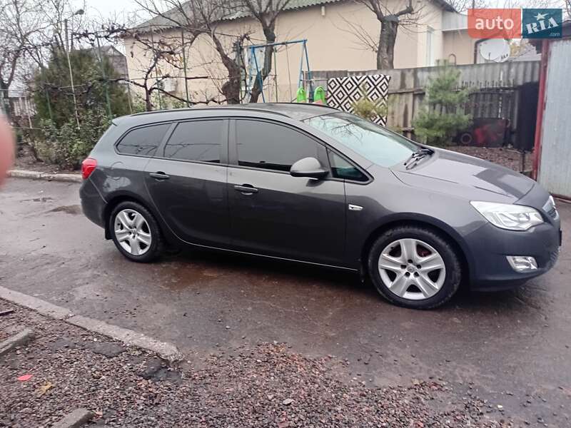 Универсал Opel Astra 2011 в Первомайске