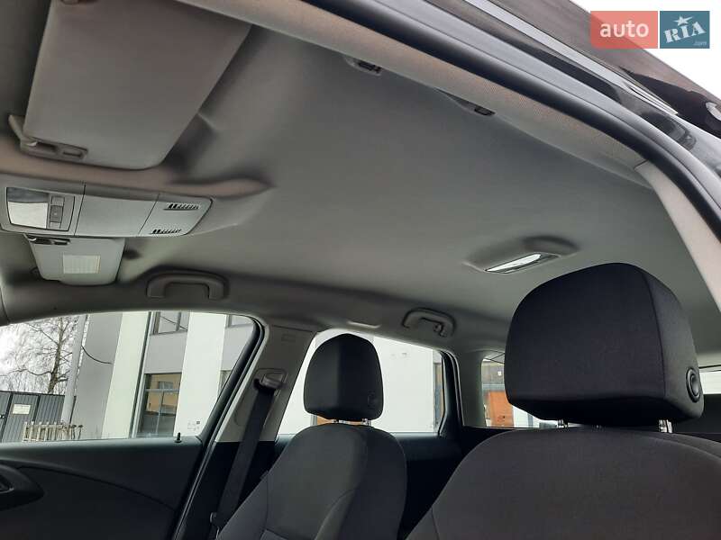 Універсал Opel Astra 2013 в Рівному