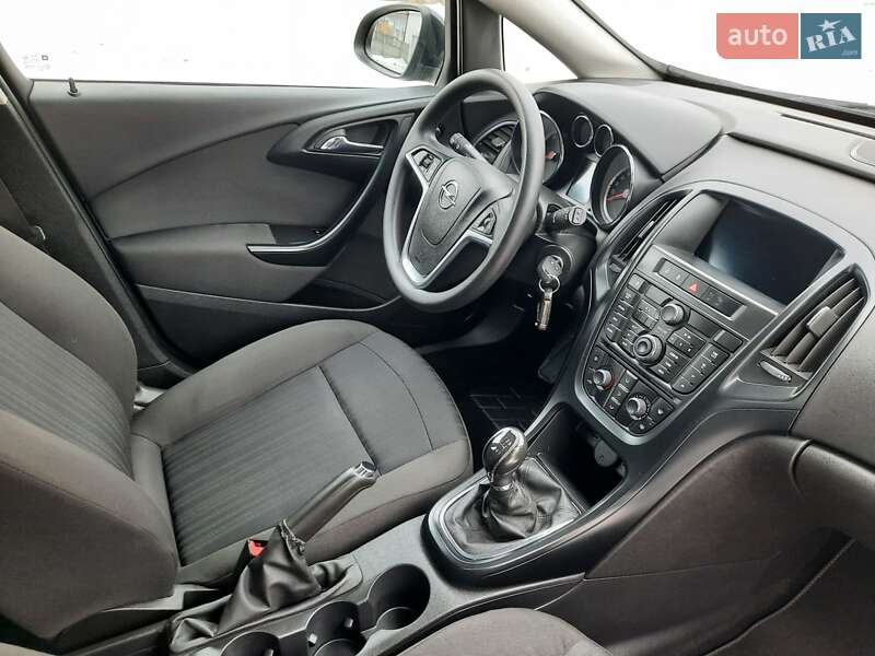Універсал Opel Astra 2013 в Рівному