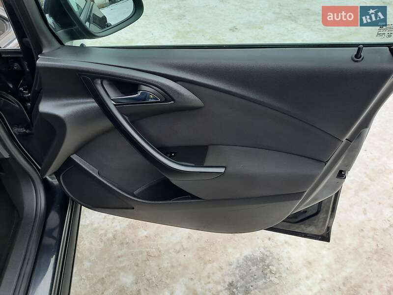 Універсал Opel Astra 2013 в Рівному